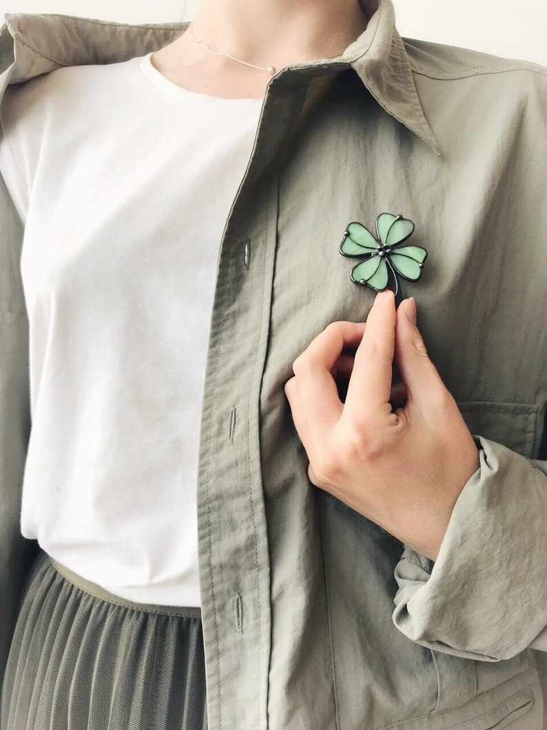 Mothers Gift Clover Brooch for Woman Green Pin Jewelry Nature Ornament Pattern Flora Plant Stained Glass Broach Accessories Imitation Badge