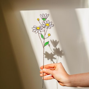 Gänseblümchen Glasmalerei-Sonnenfänger – Wildblumen Fensterschmuck – Minimalistisches Cottagecore-Dekor – Blumengeschenk
