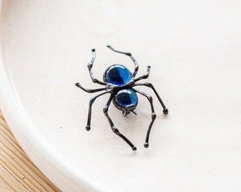 Black widow Bug Brooch Beetle Stained Glass Blue Broach Metal Black Pin Gift Woman Accessories Imitation Jewelry Brooch Necklace Badge