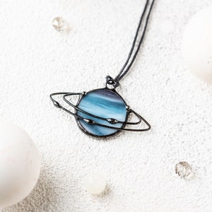 Blau Planet Halskette Anhänger Hals Dekoration Mütter Geschenk für Mädchen Frau Glasmalerei Accessoire Saturn Imitation Schmuck Space