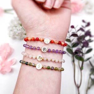Pulsera de cuentas con inicial, joyas personalizadas para mujeres, joyas personalizadas para hermanas, pulsera elástica para ella, joyas para el día de la madre para mamá