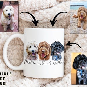 Puede incluir: Una taza de cer&aacute;mica blanca con una ilustraci&oacute;n personalizada de tres perros con los nombres Mollie, Ollie & Dollie impresos en letra cursiva negra debajo de los retratos. La taza se muestra junto a tres fotograf&iacute;as de los perros.