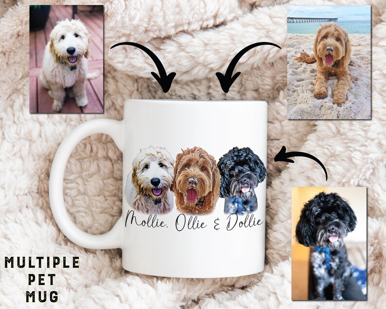 Puede incluir: Una taza de cer&aacute;mica blanca con una ilustraci&oacute;n personalizada de tres perros con los nombres Mollie, Ollie & Dollie impresos en letra cursiva negra debajo de los retratos. La taza se muestra junto a tres fotograf&iacute;as de los perros.
