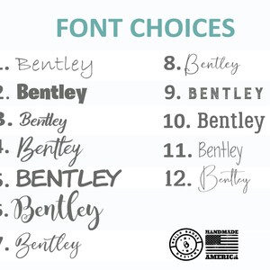 Puede incluir: Una lista titulada FONT CHOICES muestra doce opciones numeradas del nombre Bentley en varias tipograf&iacute;as, desde escritura fina hasta letras de bloque en negrita. Se incluye un logotipo circular con el texto BELLA BADGE DESIGNS y una bandera.