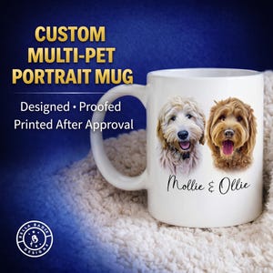 Puede incluir: Una taza de cer&aacute;mica blanca con un retrato personalizado de dos perros, uno color crema y otro marr&oacute;n, con los nombres Mollie & Ollie impresos debajo. El texto CUSTOM MULTI-PET PORTRAIT MUG y Designed &bull; Proofed Printed After Approval es visible.