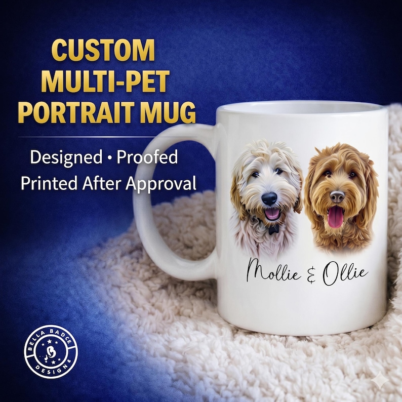 Puede incluir: Una taza de cer&aacute;mica blanca con un retrato personalizado de dos perros, uno color crema y otro marr&oacute;n, con los nombres Mollie & Ollie impresos debajo. El texto CUSTOM MULTI-PET PORTRAIT MUG y Designed &bull; Proofed Printed After Approval es visible.