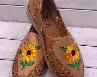 Huarache Sandals - Mexican Style - Colorful leather - Handmade tang color with embroidered sun flower