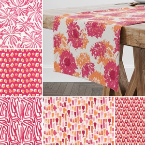 Puede incluir: Un conjunto de cinco diseños de caminos de mesa con patrones abstractos en rosa y naranja. Los diseños incluyen un patrón floral, un patrón de lunares, un patrón geométrico, un patrón de pinceladas y un patrón de lágrima.