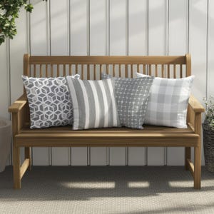 以下が含まれることがあります： 4つのグレーと白のパターンが施されたクッションが置かれた木製ベンチ。クッションはそれぞれ異なる幾何学模様のデザインです。