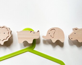 Armario infantil Safari de madera con ganchos para colgar en la pared - 1 unidad