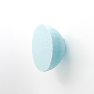 Op de afbeelding: Een lichtblauwe keramische kom met een textuur.