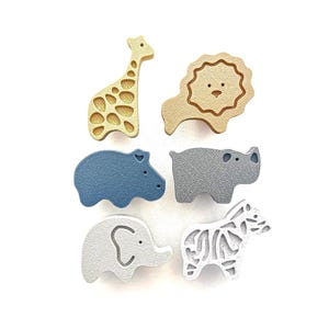 以下が含まれることがあります： キリン、ライオン、カバ、サイ、ゾウ、シマウマを含む、6つの木製動物の置物セット。置物は、青、グレー、黄色のさまざまな色合いで塗られています。