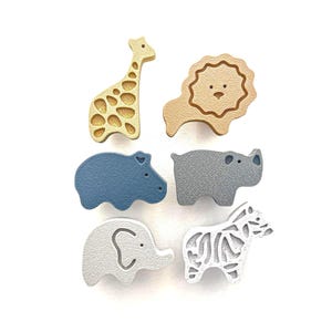 Op de afbeelding: Set van zes houten dierenfiguren, waaronder een giraffe, een leeuw, een nijlpaard, een neushoorn, een olifant en een zebra. De figuren zijn geschilderd in verschillende tinten blauw, grijs en beige.