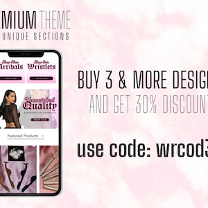 Pu&ograve; includere: Lo schermo di un telefono cellulare che mostra un sito web con uno sfondo rosa e bianco. Il sito web presenta una promozione di vendita per l'acquisto di 3 o pi&ugrave; design e ottenere uno sconto del 30% con il codice "wrcod30". Il sito web presenta anche una sezione per nuovi arrivi, braccialetti e prodotti di qualit&agrave; ineguagliabile.