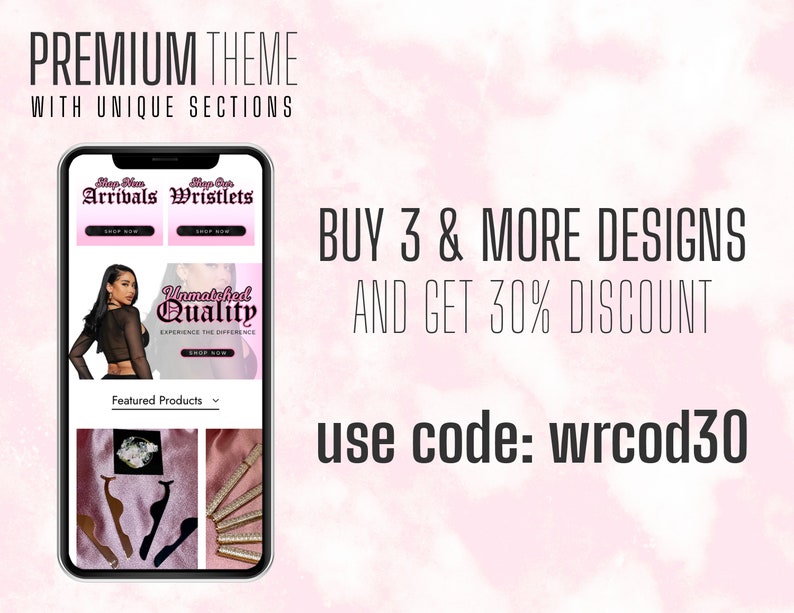 Pu&ograve; includere: Lo schermo di un telefono cellulare che mostra un sito web con uno sfondo rosa e bianco. Il sito web presenta una promozione di vendita per l'acquisto di 3 o pi&ugrave; design e ottenere uno sconto del 30% con il codice "wrcod30". Il sito web presenta anche una sezione per nuovi arrivi, braccialetti e prodotti di qualit&agrave; ineguagliabile.