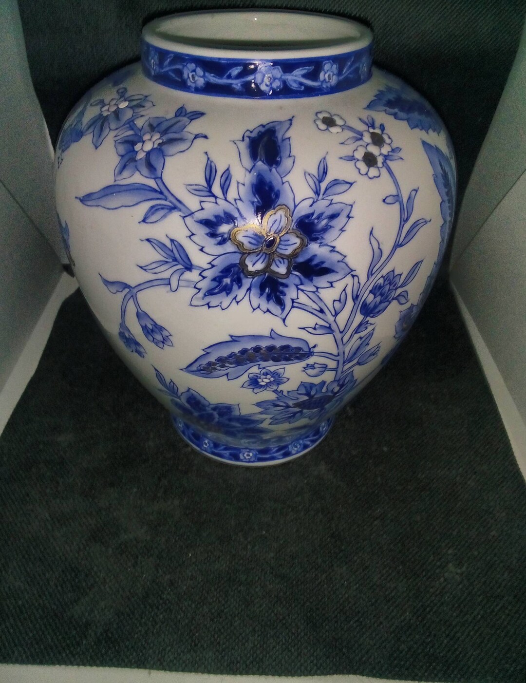 Vintage Chinoiserie White and Blue Porcelain 7 Vase With Gold Accents ...