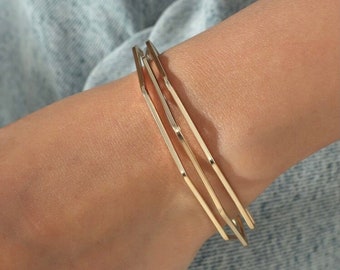 Unique looking gold plated bangle