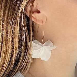 White Flower Petal Earrings, Floral Spring Earrings, Summer Floral Earrings, Unique Bridesmaid Earrings, Unique Bridal Party Earrings
