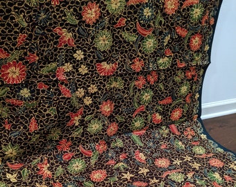 Batik indonésien dessiné à la main avec le design floral, Plein Batik Tulis Tanjungbumi, tissu indonésien de Batik brun foncé, fait en Indonésie