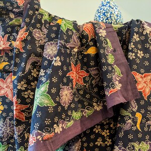 Hand gezeichnet indonesische nisch Batik mit Blumen, voller Batik Tulis Tanjungbumi, dunkelblau indonesischen Batik Stoff, hergestellt in Indonesien