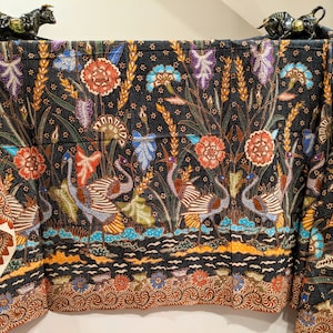 Batik Tulis Solo, von Hand gezeichnet indonesischen Batik, bunte Granitan mit Kränen, handgeschriebene javanische Batik, indonesische Batik Tulis Stoff