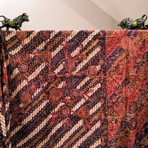 Batik Lasem Indonesien, handgeschrieben Batik Tulis, lila, braun, rot Parang Design mit Blumenpflanze, von Hand gezeichnet indonesischen Batik Stoff