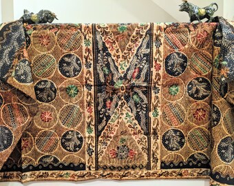 Indonesian Batik Tulis with Floral Circles, Handdrawn Batik Madura, Indonesian Batik Fabric, Handwritten Batik Sarong, Made in Indonesia