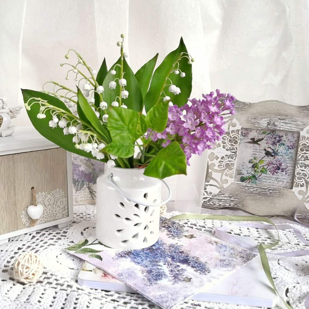 Maiglöckchen. Blumenstrauß mit Maiglöckchen und Flieder. Frühlingsstrauß. Blumen aus Ton. Echte Hauch Blume. Dekor. Geschenke