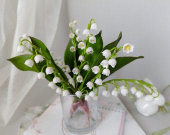 Lirio de los valles. Arreglo de flores artificiales. Flores realistas de arcilla polimérica. Flores de porcelana fría para la decoración del hogar y el interior.