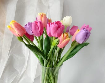 Tulipa. Vaso de tulipas com toque real. Flores de porcelana fria da Home Decor and Interior. Buquê de argila de polímero. Buquê realista. Presente de luxo.