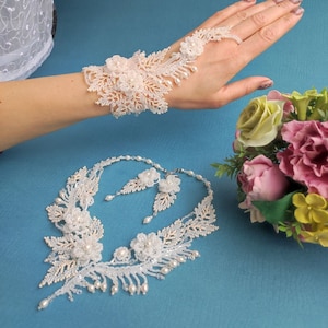 Pearl jewelry set. Floral necklace, bracelet and earrings. Wedding set with beaded flowers, natural pearls and sparkling crystal beads.