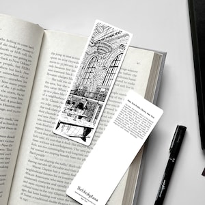 Puede incluir: Dibujo en blanco y negro de la Biblioteca Pública de Nueva York, un gran edificio con una entrada majestuosa y muchas ventanas. El dibujo está en un marcapáginas blanco con el texto "SketchesbyRana" y una dirección de sitio web.