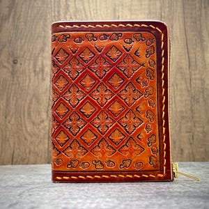 Cartera mediana con cremallera en forma de L y diseño de hojas de otoño