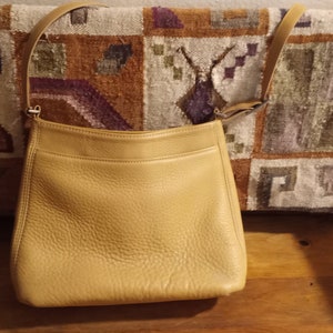 Bolso clásico Coach. Acabado suave con efecto piedra.