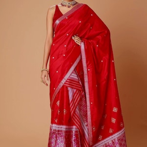 Rode moerbeizijde traditionele Mekhela Chador uit Assam, India