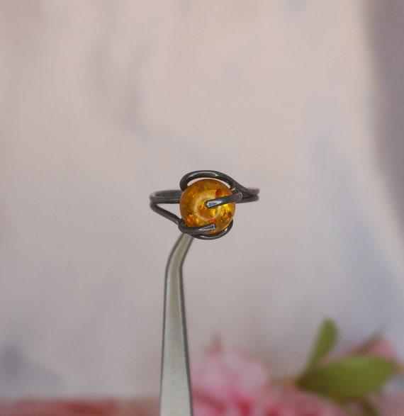 Vintage silver ring with large round amber bead, … - image 9