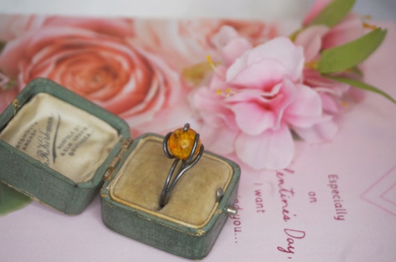 Vintage silver ring with large round amber bead, … - image 3