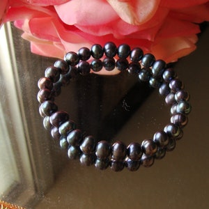 Schwarzes Perlenarmband, Süßwasserperlen, Dunkle Farbe, Perlenarmbänder für Frauen, Einzigartige Geschenke, dehnbares Armband, echte schwarze Perlen, 90