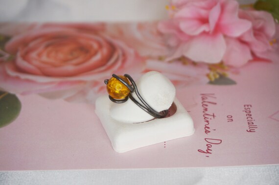 Vintage silver ring with large round amber bead, … - image 2