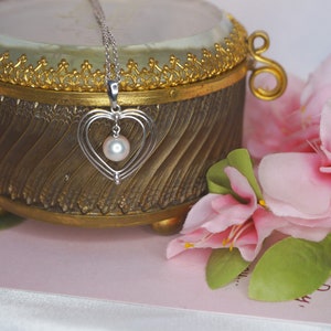 Corrente de prata vintage com pingente de coração prateado e pérola branca genuína, colar de coração, pingente de coraçãoPresente para a mãe, ideia de presente, presente para ela 94