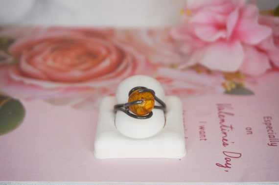 Vintage silver ring with large round amber bead, … - image 1