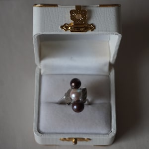Vintage solid sterling silver ring, midcentury silver ring with 3 genuine pearls, Dress ring, statement ring, engagement ring, 256