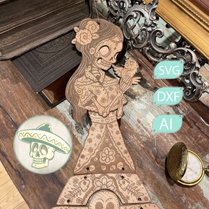 La Calavera Catrina Sugar Skull Girl! Ten żywy i skomplikowany wzór idealnie nadaje się do powieszenia w oknie lub na ścianie. Łatwy do cięcia laserowego