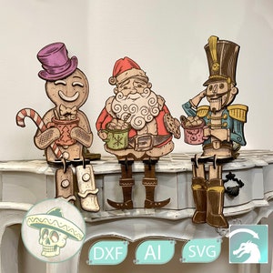 Três Bons Amigos Desfrutando de Chocolate Quente - Decoração de Natal Caprichosa para um Lar Aconchegante. Papai Noel, Homem-Biscoito e Quebra-Nozes cortados a Laser