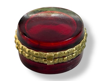 Vintage Style Red Glass Pill Box with Gilded Metal Mounts –  Trinket or Snuff Box - Diameter: 1.6 inch / 3.2cm. Height 0.9 inch  / 2.4 cm