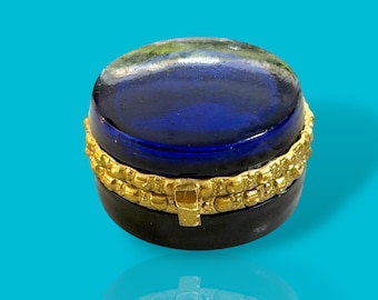 Vintage Style Blue Glass Pill Box with Gilded Metal Mounts – Trinket or Snuff Box -  Diameter: 1.6 inch / 3.2cm. Height 0.9 inch  / 2.4 cm