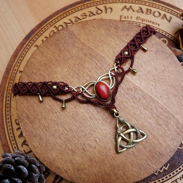 Collier chocker ras de cou Jaspe Rouge Serpent en laiton macramé