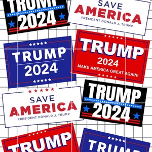 Pu&ograve; includere: Un collage di 12 cartelli di campagna politica con il testo "Trump 2024" in vari colori e design. Alcuni cartelli includono lo slogan "Make America Great Again!" e "Save America".