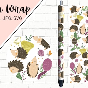 Può includere: Un design per l'avvolgimento della penna con un motivo ripetitivo di ricci marroni con accenti bianchi, foglie verdi, funghi gialli e fiori viola su uno sfondo bianco.