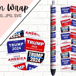 Pu&ograve; includere: Un involucro per penna rosso, bianco e blu con vari adesivi che mostrano il testo "Trump 2024" e "Save America".
